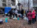 Женщина упала в обморок, стоя на морозе в очереди за водой в Макеевке, это не первый случай