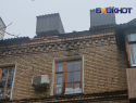 Капремонт крыши обернулся потопом для жителей многоэтажки в Донецке