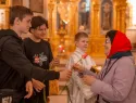Розовые тюльпаны в День жен-мироносиц: в храме Петра и Февронии в ДНР молодежь поздравила прихожанок
