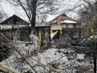 Один из дворов частного жилого дома в Горловке ВСУ обстреляли третий раз в течение года