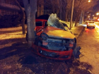 В обнимку с деревом: в центре Донецка красный «Опель» погубил молодую пассажирку