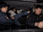 В Ясиноватой женщина ударила полицейского ногой в голову в салоне машины