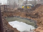 Слесари ремонтируют аварийный канализационный коллектор в прифронтовом районе Донецка 