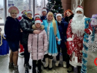 На донецких вокзалах пассажиров встречают Дед Мороз и Снегурочка