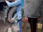 Молодежь Донецка помогает бабушкам поднимать в квартиры «пятишки» с водой