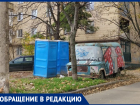 Туалеты, стулья и мусор: что оставили возле жилых домов в центре Донецка строители