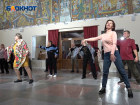 Под обстрелами и в обезвоженном Донецке пенсионеры продолжают жить, творить и играть в театре