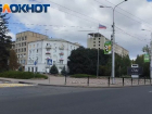 Во время массированного обстрела центра Донецка коммунальщики продолжают свою работу