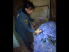 87-летняя женщина умирала в закрытой квартире: сотрудники МЧС спасли жительницу Снежного