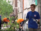  Молодёжь ДНР устраняет последствия удара противника по Макеевке под непрекращающимися обстрелами 