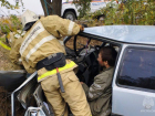 Вызволять пострадавшего в ДТП водителя в Старобешево, пришлось сотрудникам МЧС