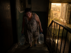 Света нет, воды нет, лифт не работает, как жители Донецка выживают в жару среди отключений