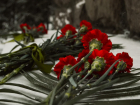 Жители Донецка возложили цветы к памятникам в честь Дня защитника Отечества