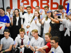 Молодежи из ДНР торжественно вручили паспорта Российской Федерации 
