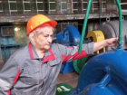 Непрерывный трудовой стаж 33 года: как женщина работает на Макеевском металлургическом заводе  