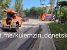 Под свист и разгромы: в самом неспокойном районе Донецка ремонтируют дороги