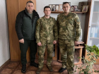 Правоохранители Тореза ДНР передали материальную помощь отцу погибшего при исполнении коллеги 