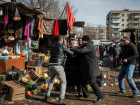 Цыгане устроили разборки с холодным оружием на рынке Мариуполя 