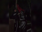 С помощью ФСБ были установлены личности парней, сорвавших Знамя Победы с памятника в Мариуполе