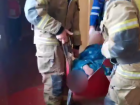 В Макеевке, ДНР, спасатели и полицейские помогли женщине, нуждавшейся в медпомощи