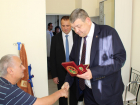 «За заслуги перед Горловкой»: водителю автобуса, пострадавшему при атаке ВСУ, вручили знак отличия 