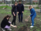 Ученики Мариупольской школы поддержали Международную акцию и высадили «Сад памяти»