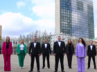 Артисты из Донецка, Симферополя, Курска, Уфы и Ростова-на-Дону исполнили песню «Вперёд, Россия!» в честь Дня народного единства