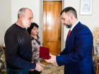Денис Пушилин передал орден Мужества родителям Героя ДНР