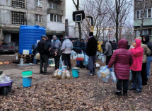 Женщина упала в обморок, стоя на морозе в очереди за водой в Макеевке, это не первый случай
