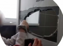 Девочки сломали дверь в школьном туалете недавно восстановленной школы в Мариуполе