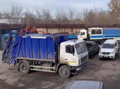 На Донецк, Снежное и Торез: в ДНР прибыло десять новых мусоровозов