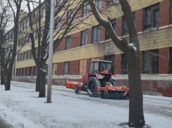 Коммунальщики Донецка с раннего утра борются с гололедом и чистят улицы от снега