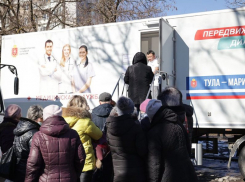 Тульские врачи принимают в передвижных медицинских комплексах в Мариуполе