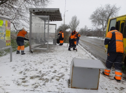 В Мариуполе коммунальщики устраняют последствия снегопада