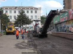 Свершилось: Ямы на парковке ТЦ «Юзовский» в Донецке залатали