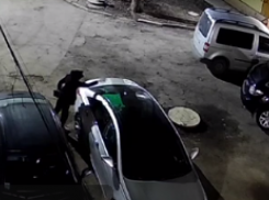 В Мариуполе женщина облила зелёной краской чужой автомобиль 