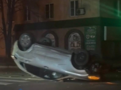 Пьяные подростки разбили в хлам иномарку и скрылись с места ДТП с перевертышем в Донецке