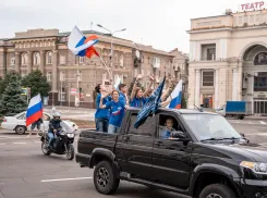 Под музыку и с флагами: в центре Донецка прошел автопробег в честь Дня России