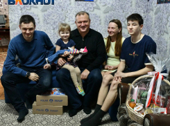 В Донецке поздравили семью ветерана СВО и ополченца Донбасса Александра Черкасова