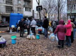 Женщина упала в обморок, стоя на морозе в очереди за водой в Макеевке, это не первый случай