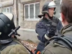 В Донецке спасатели вывели из горящего дома четырех человек