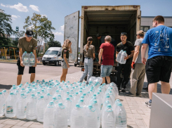 В центры соцобслуживания Мариуполя доставили питьевую воду из Карачаево-Черкессии