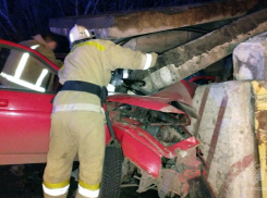 В ДНР железобетонная плита рухнула на легковушку: водитель и пассажир чудом выжили
