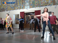Под обстрелами и в обезвоженном Донецке пенсионеры продолжают жить, творить и играть в театре