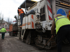 Весна пришла, дороги чинят: какие улицы в ДНР лучше объехать