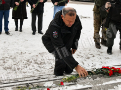 «Очередной черный день»: мэр Донецка возложил цветы к месту гибели мирных жителей Донецка на Текстильщике