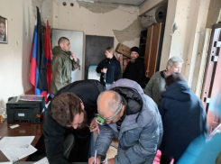 Жителям Угледара вручили 11 сим-карт «Феникс» и помогли собрать документы на соцвыплаты