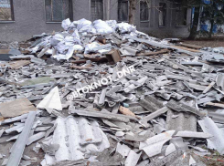 Рабочие разбросали битый шифер возле детской поликлиники в Кировском районе Донецка