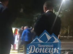 Легковушка опрокинулась рядом с гостиницей Рамада в Донецке