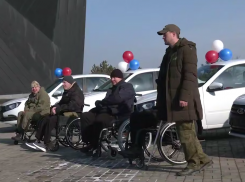 Пять ветеранов ДНР получили автомобили с ручным управлением